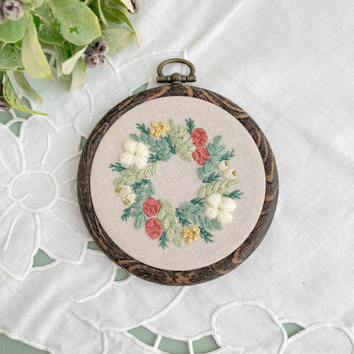 クリスマスリースの刺繍ミニフレーム＊壁飾り フォトフレーム・写真