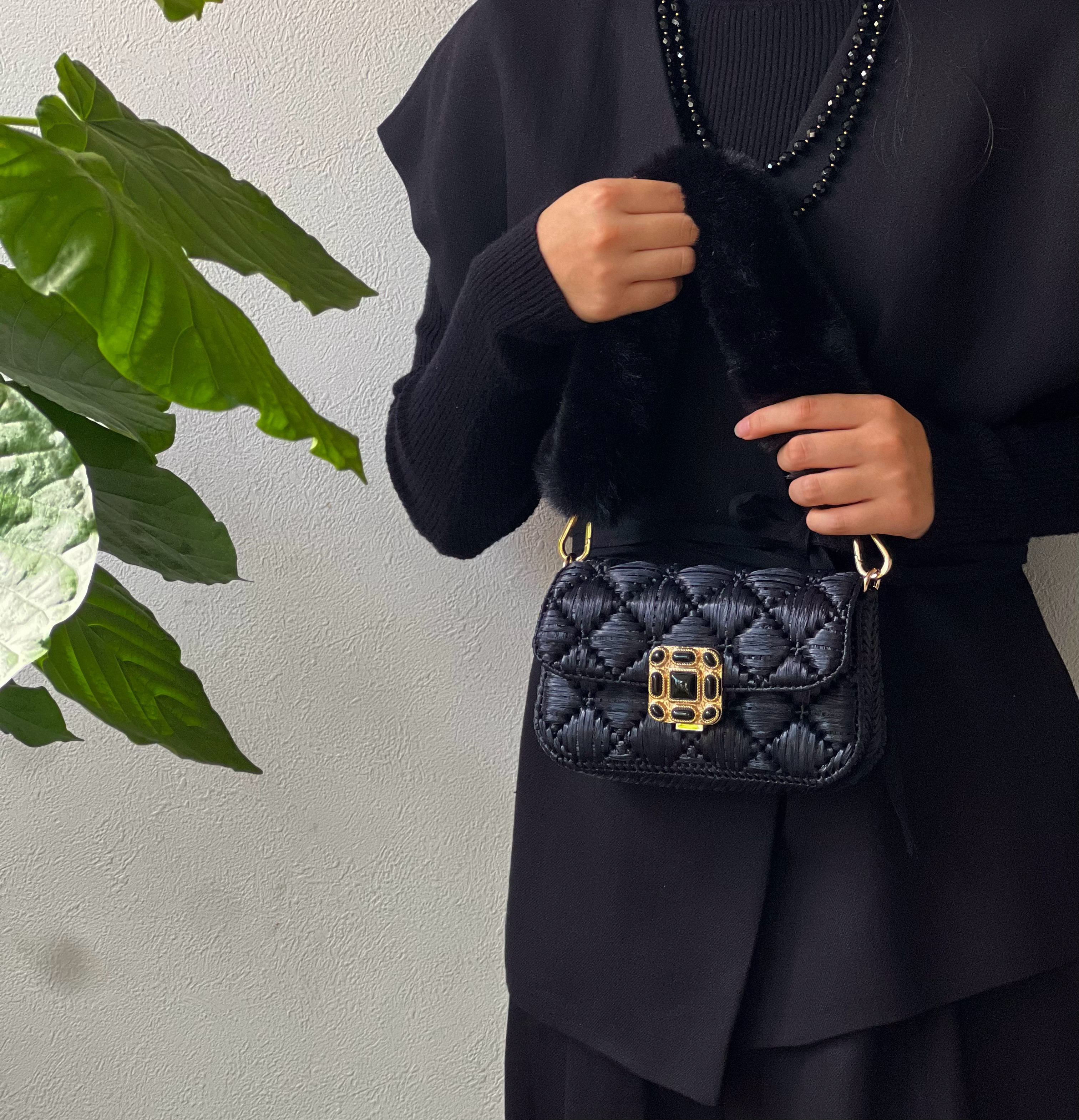 スクエアバックルポシェット　選べるストラップラビットフェイクファー 8,190円