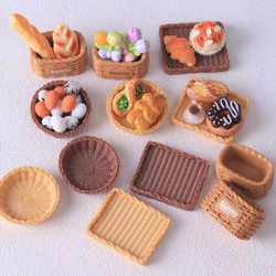 ミニチュアパン ✽ 焼き菓子他 ✽ ピクニックバスケット付 ミニチュアパン ✽ 焼き菓子他 ✽ ピクニックバスケット付