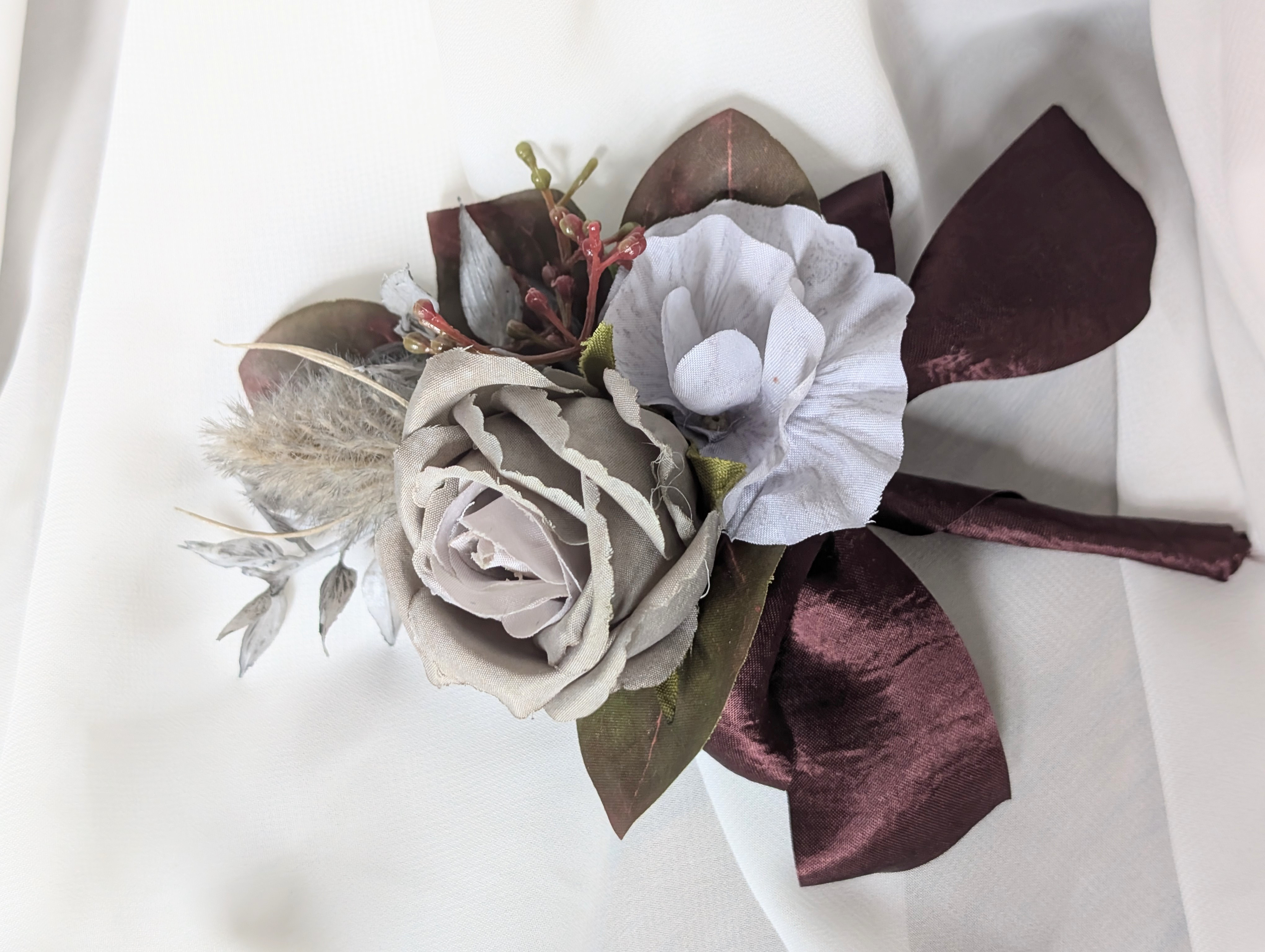 パープル×ブラウンの個性派ウエディングブーケ 〜深みカラーで魅せる  ブートニア込み　世界で1つ貴女だけにお勧めします。