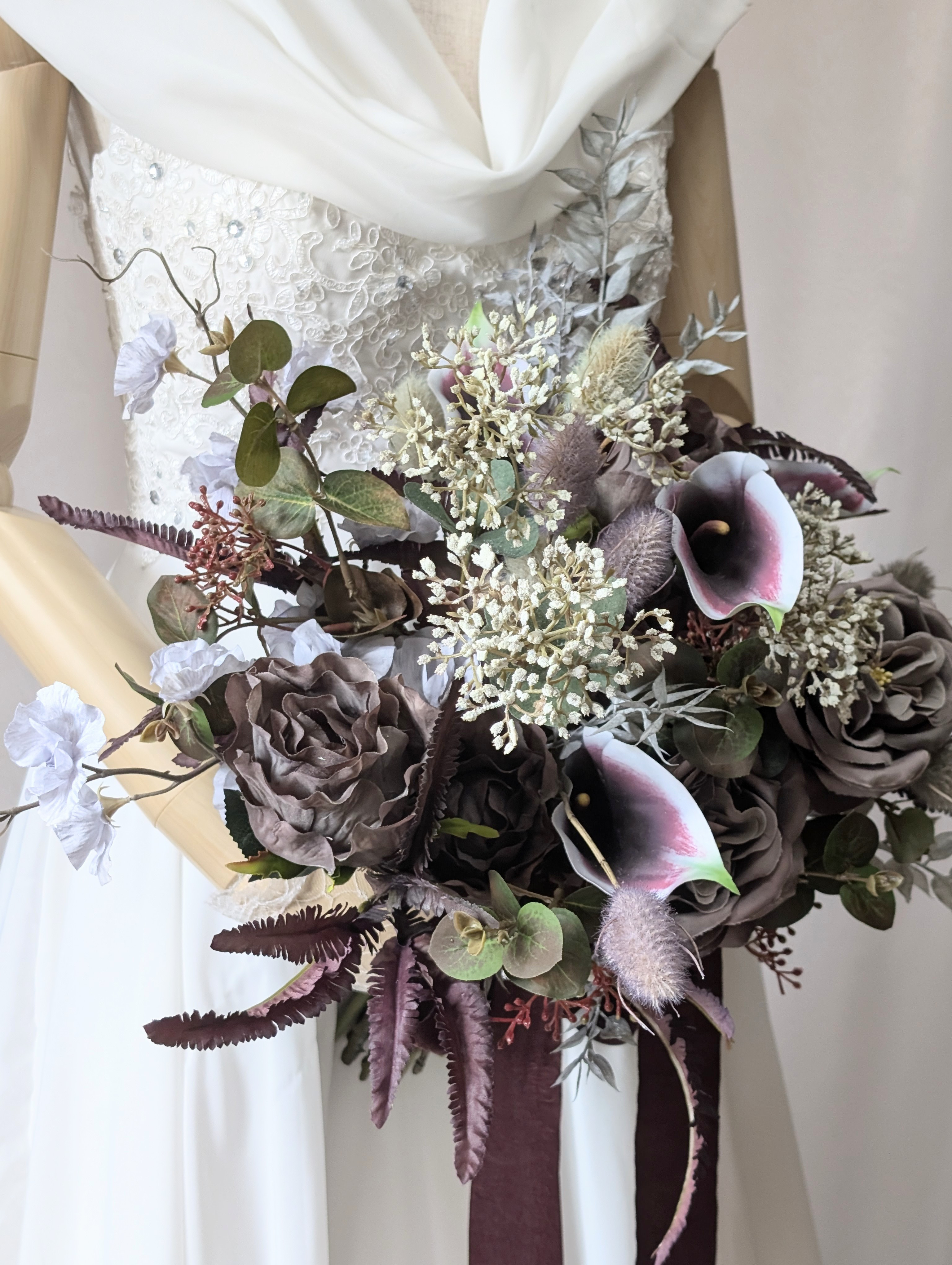 パープル×ブラウンの個性派ウエディングブーケ 〜深みカラーで魅せる  ブートニア込み　世界で1つ貴女だけにお勧めします。