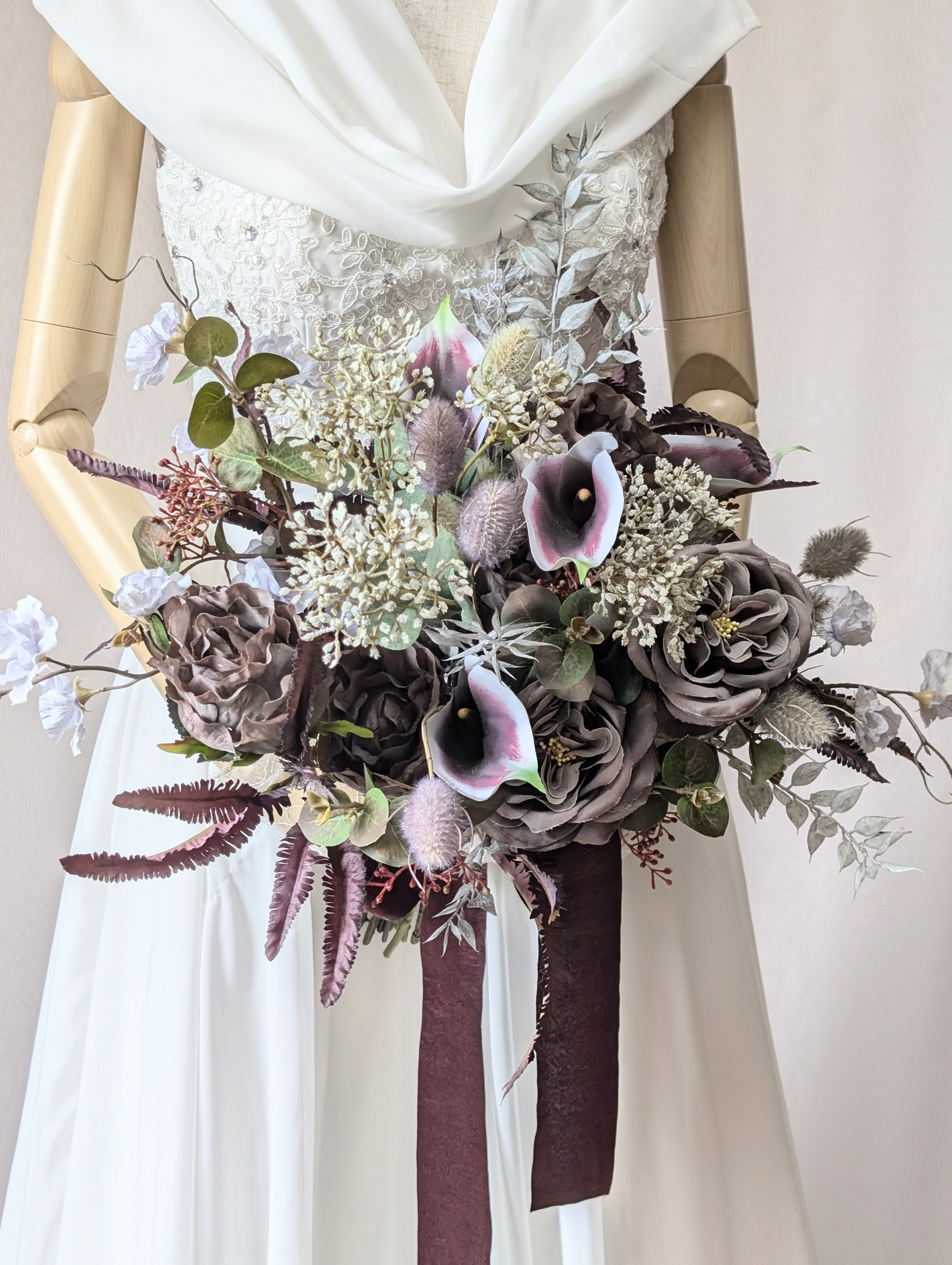 パープル×ブラウンの個性派ウエディングブーケ 〜深みカラーで魅せる  ブートニア込み　世界で1つ貴女だけにお勧めします。