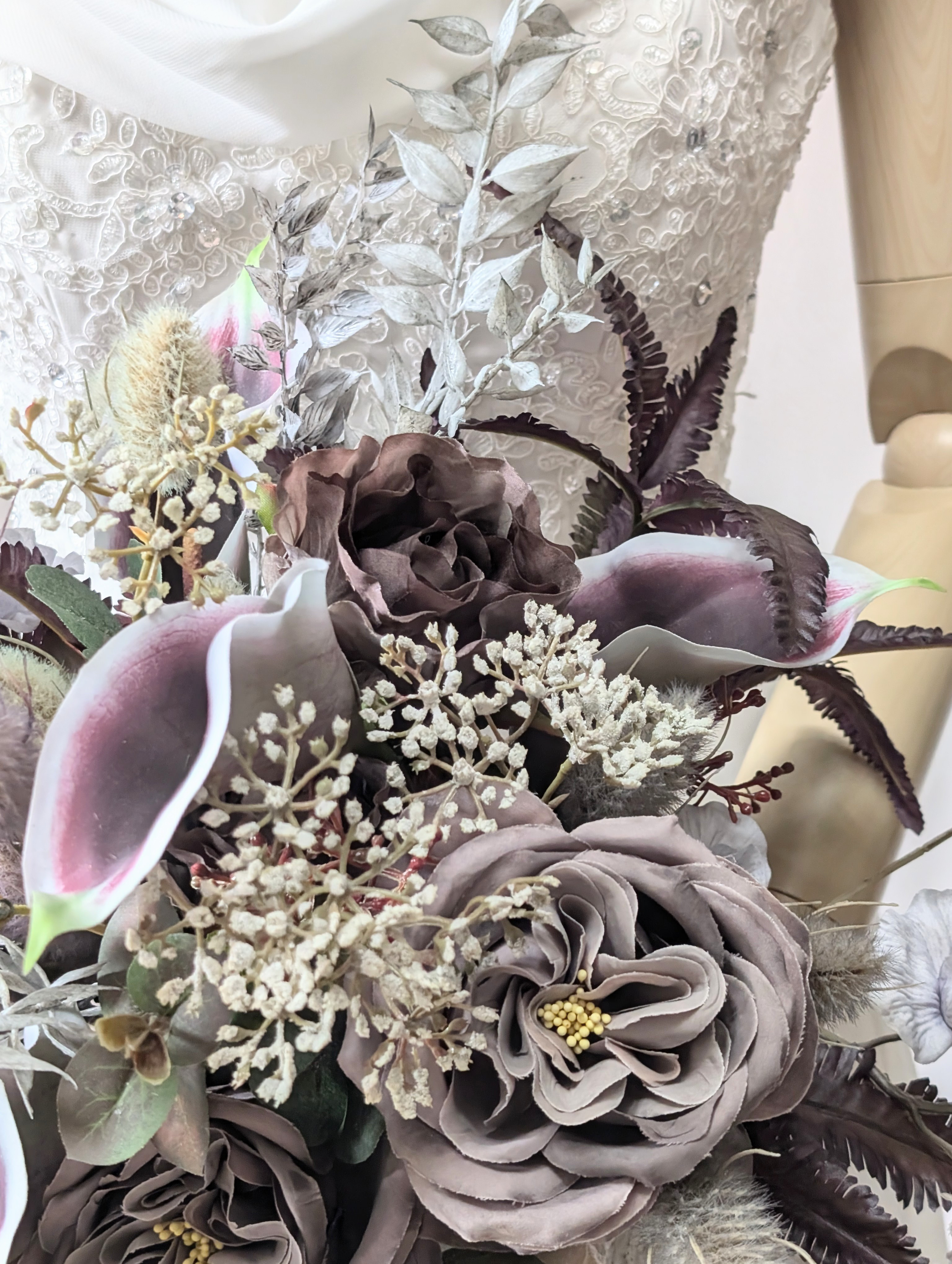 パープル×ブラウンの個性派ウエディングブーケ 〜深みカラーで魅せる  ブートニア込み　世界で1つ貴女だけにお勧めします。