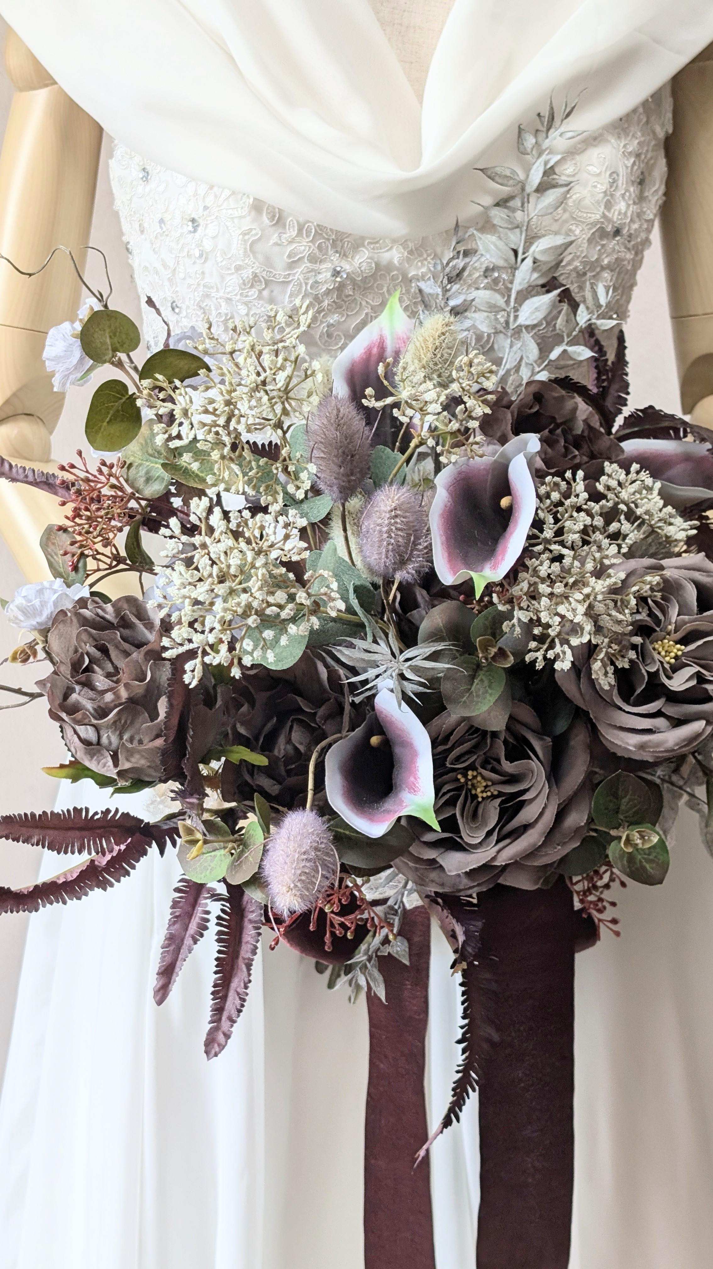 パープル×ブラウンの個性派ウエディングブーケ 〜深みカラーで魅せる  ブートニア込み　世界で1つ貴女だけにお勧めします。