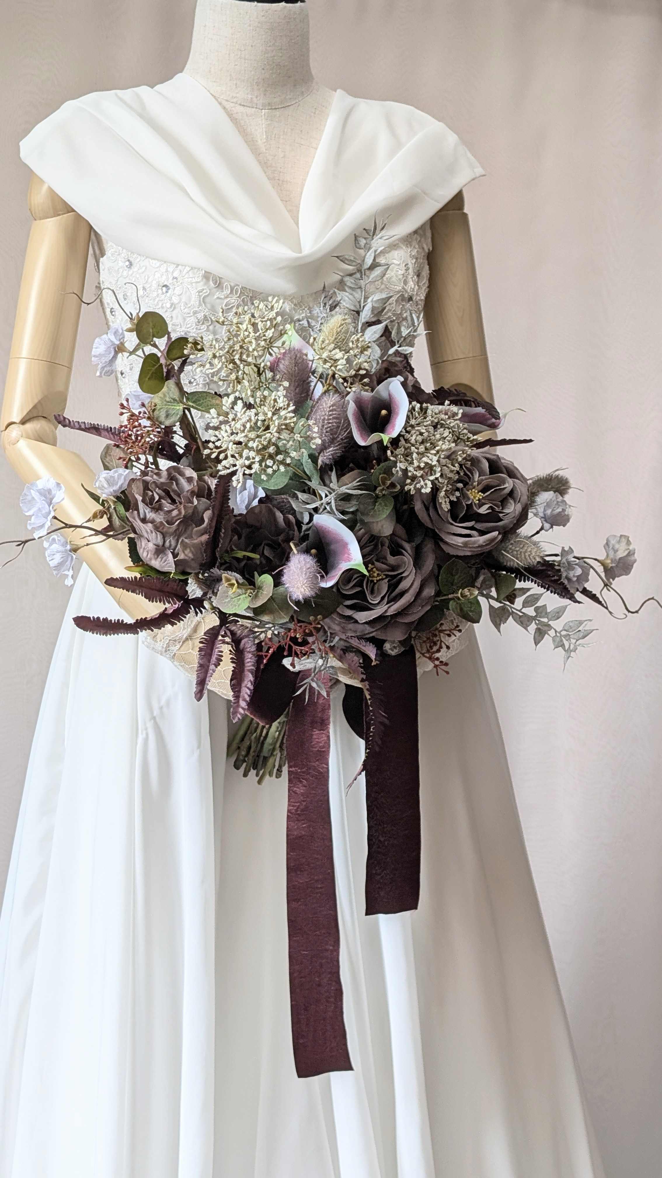 パープル×ブラウンの個性派ウエディングブーケ 〜深みカラーで魅せる  ブートニア込み　世界で1つ貴女だけにお勧めします。