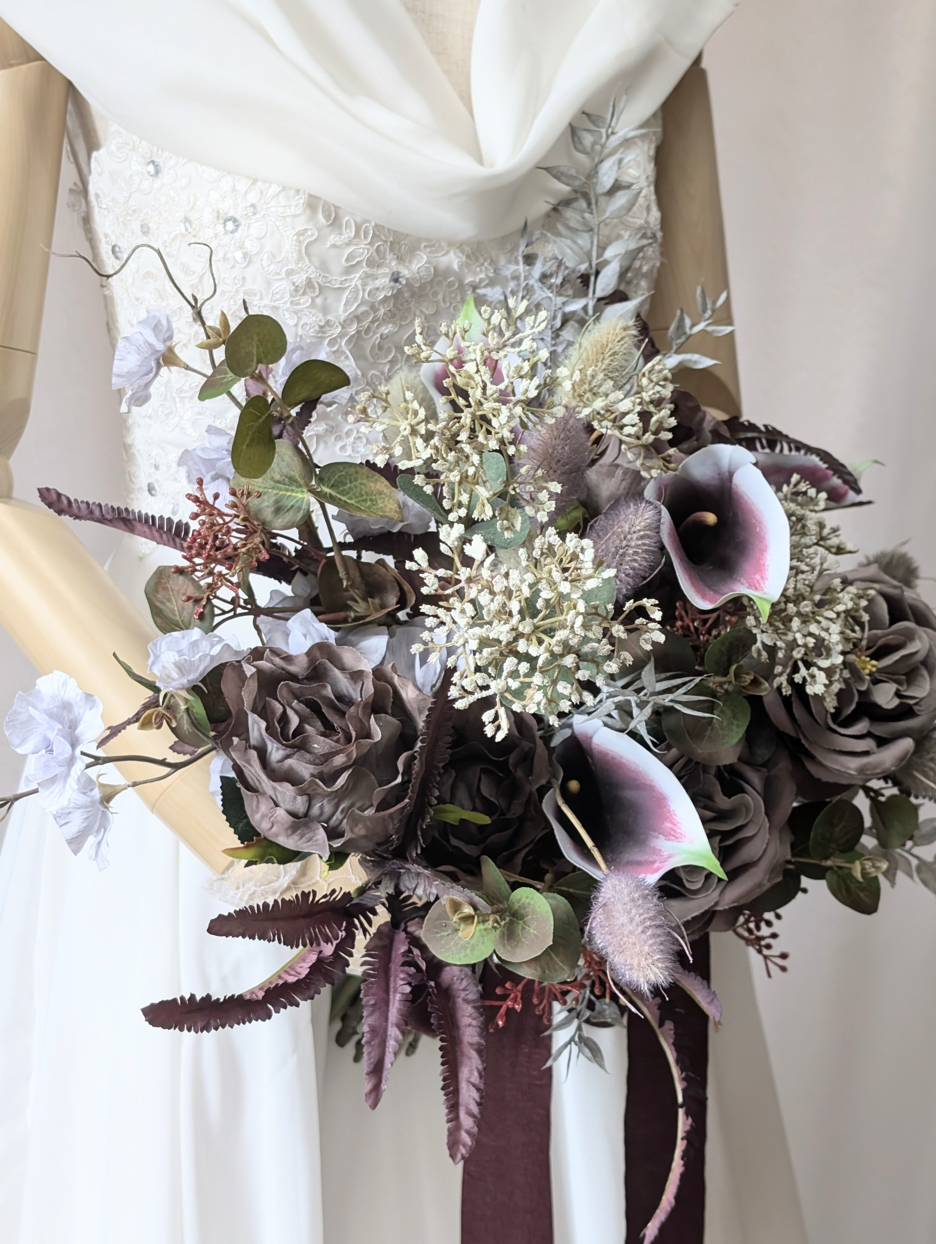 パープル×ブラウンの個性派ウエディングブーケ 〜深みカラーで魅せる  ブートニア込み　世界で1つ貴女だけにお勧めします。