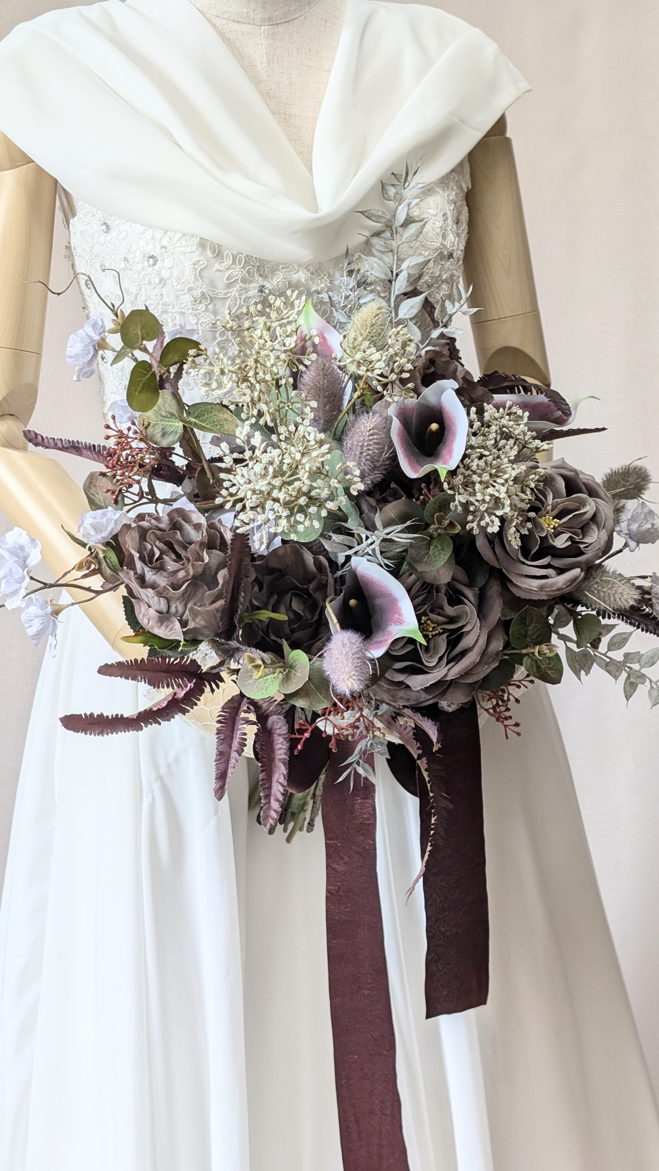 パープル×ブラウンの個性派ウエディングブーケ 〜深みカラーで魅せる  ブートニア込み　世界で1つ貴女だけにお勧めします。