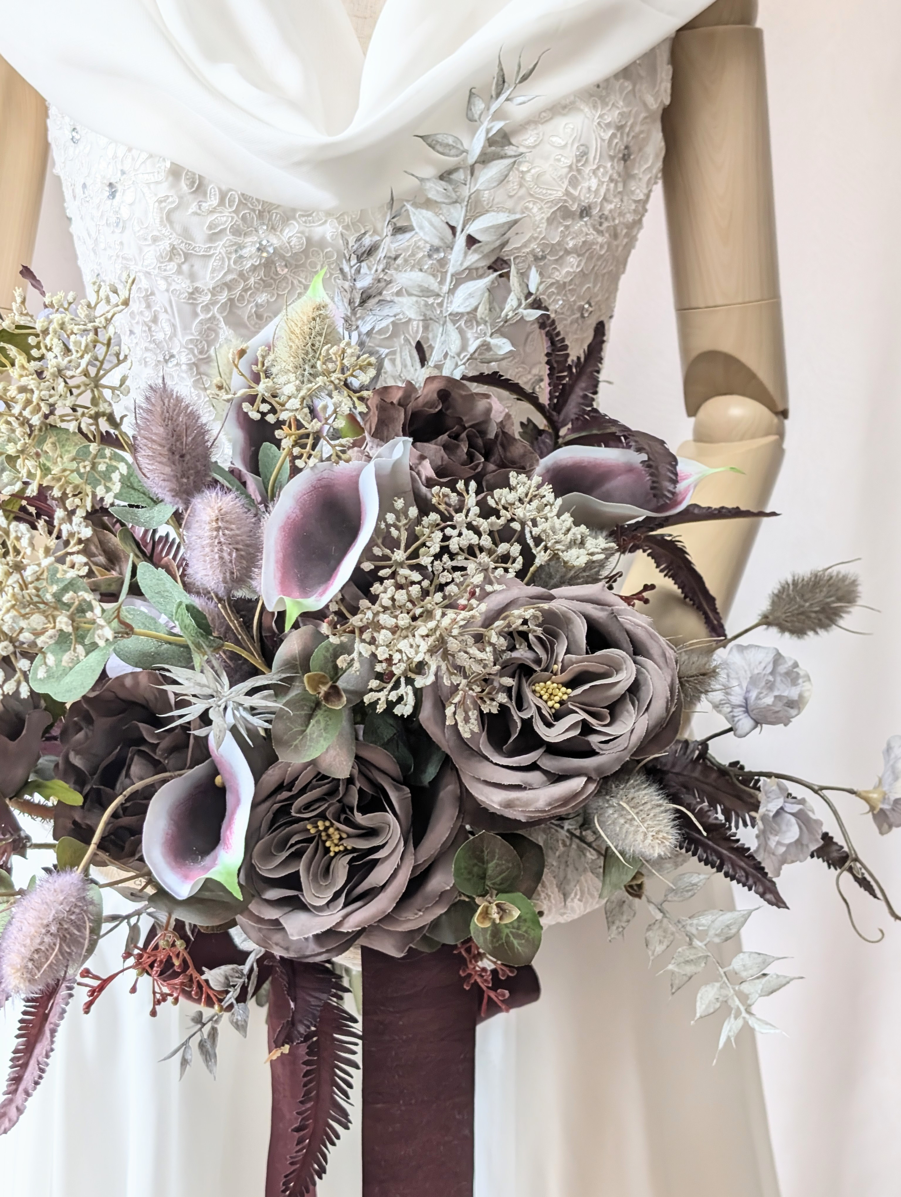 パープル×ブラウンの個性派ウエディングブーケ 〜深みカラーで魅せる  ブートニア込み　世界で1つ貴女だけにお勧めします。