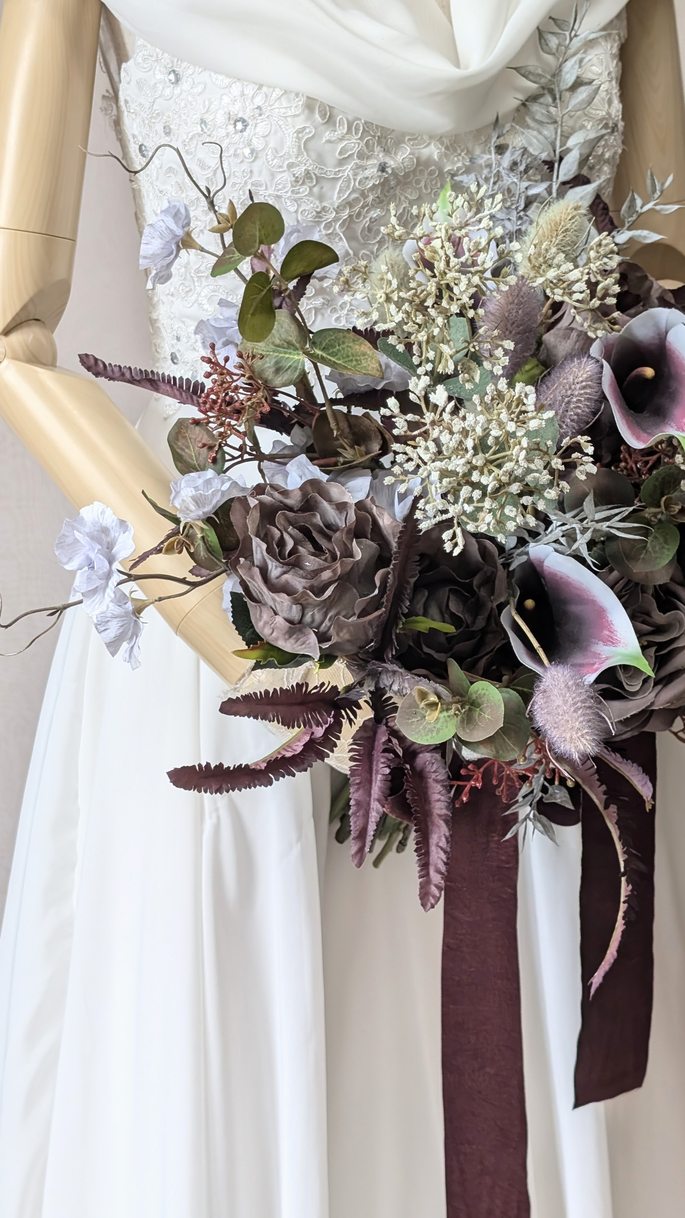 パープル×ブラウンの個性派ウエディングブーケ 〜深みカラーで魅せる  ブートニア込み　世界で1つ貴女だけにお勧めします。