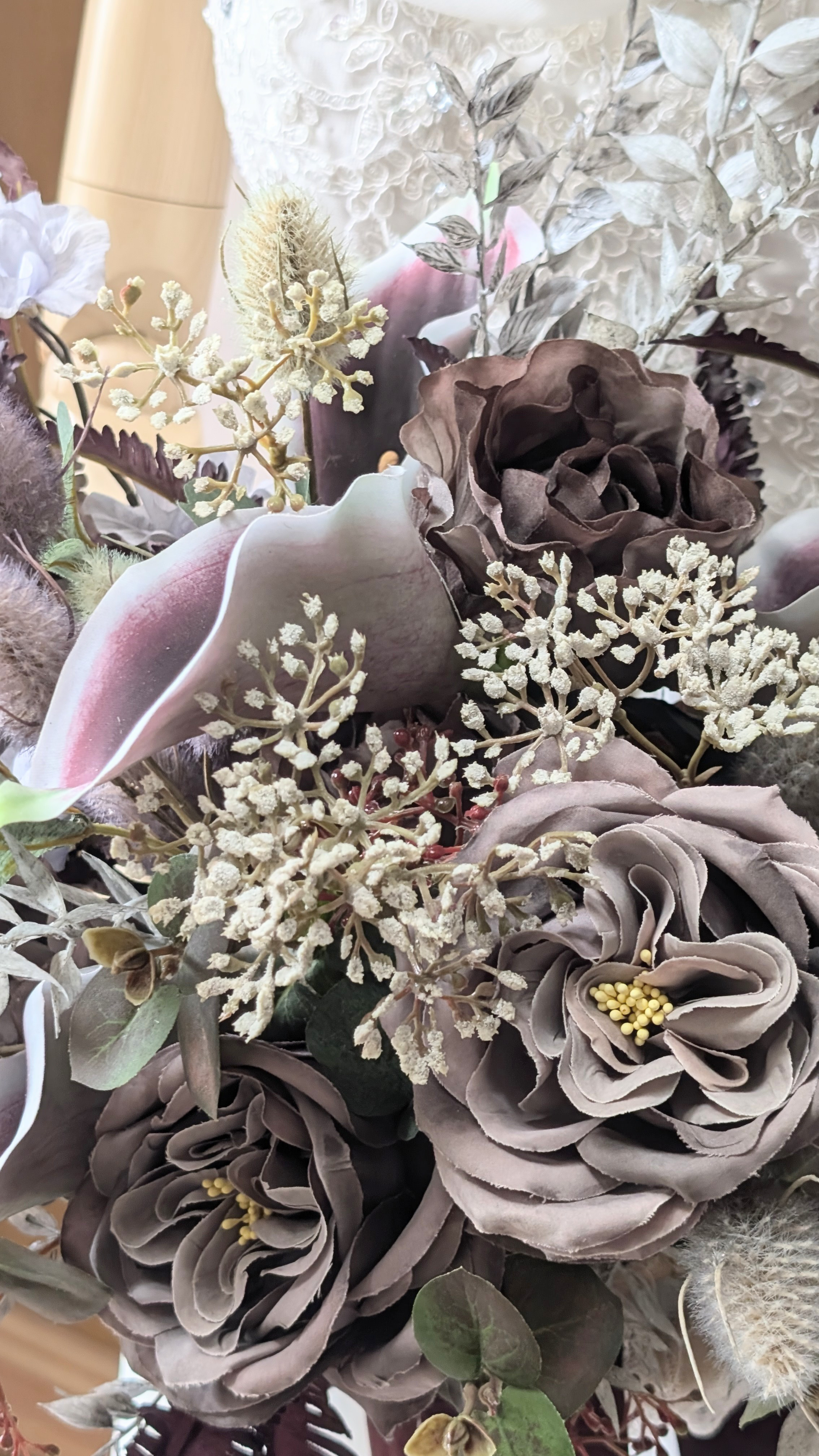 パープル×ブラウンの個性派ウエディングブーケ 〜深みカラーで魅せる  ブートニア込み　世界で1つ貴女だけにお勧めします。