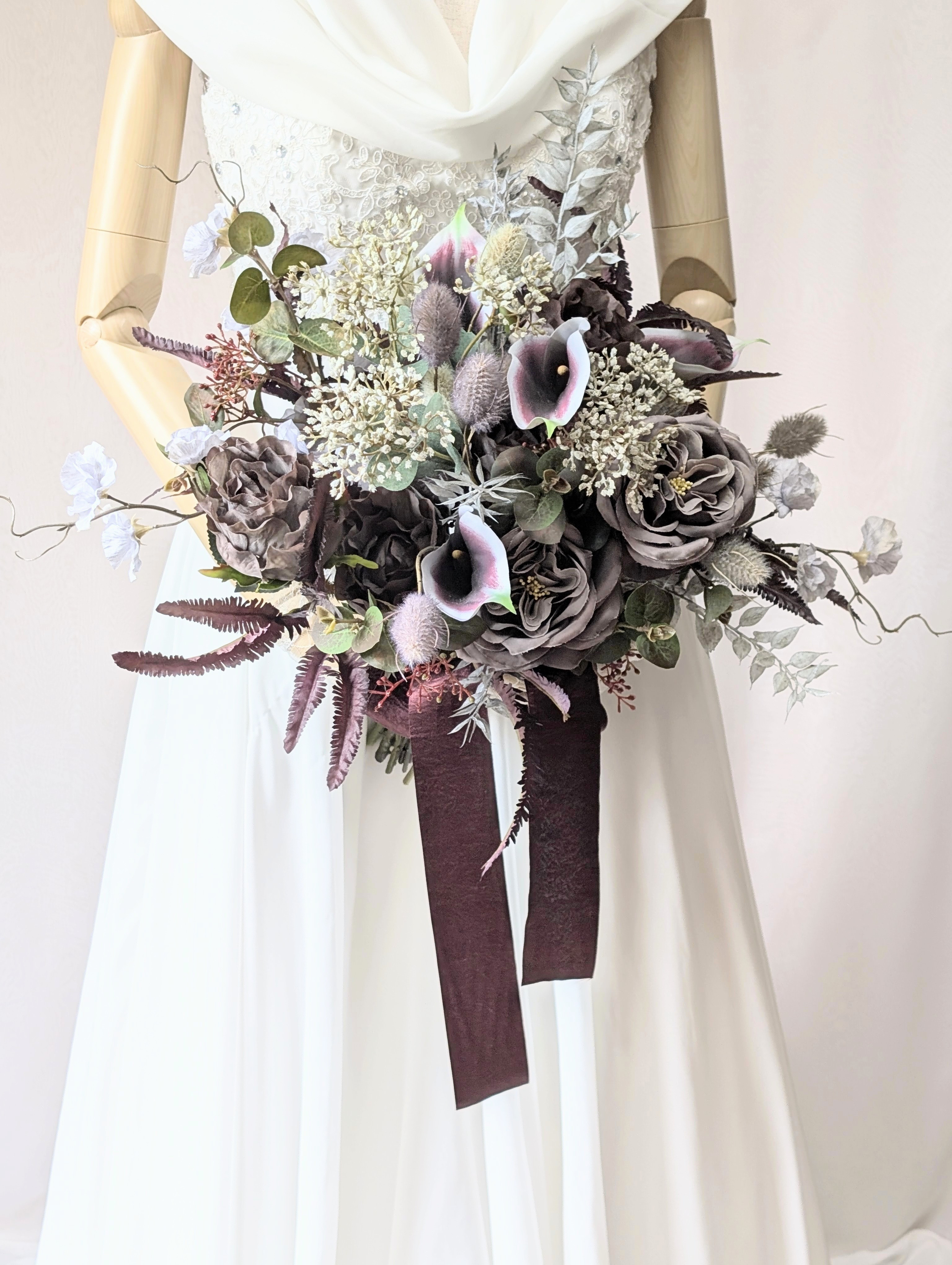 パープル×ブラウンの個性派ウエディングブーケ 〜深みカラーで魅せる  ブートニア込み　世界で1つ貴女だけにお勧めします。