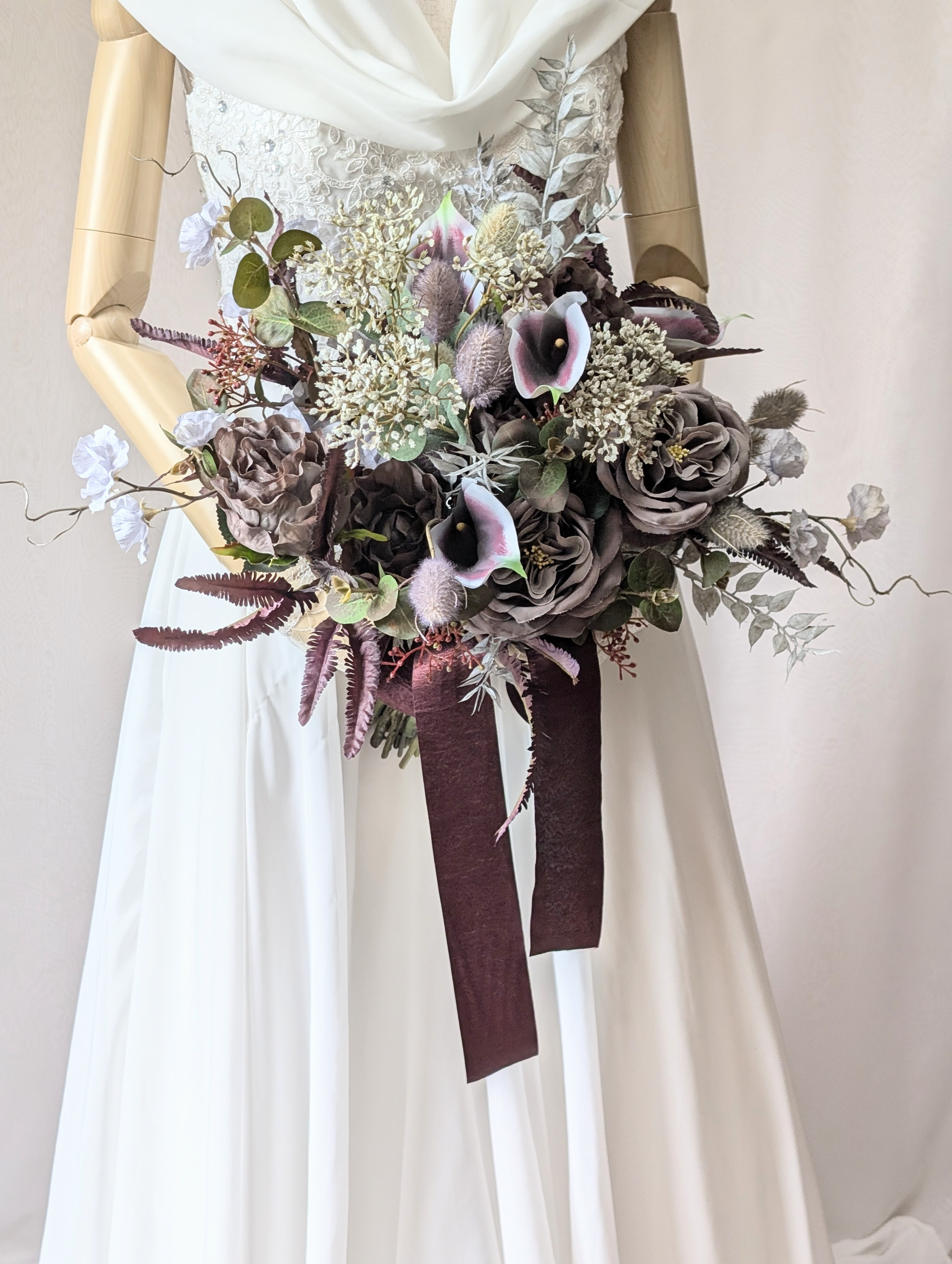 パープル×ブラウンの個性派ウエディングブーケ 〜深みカラーで魅せる  ブートニア込み　世界で1つ貴女だけにお勧めします。