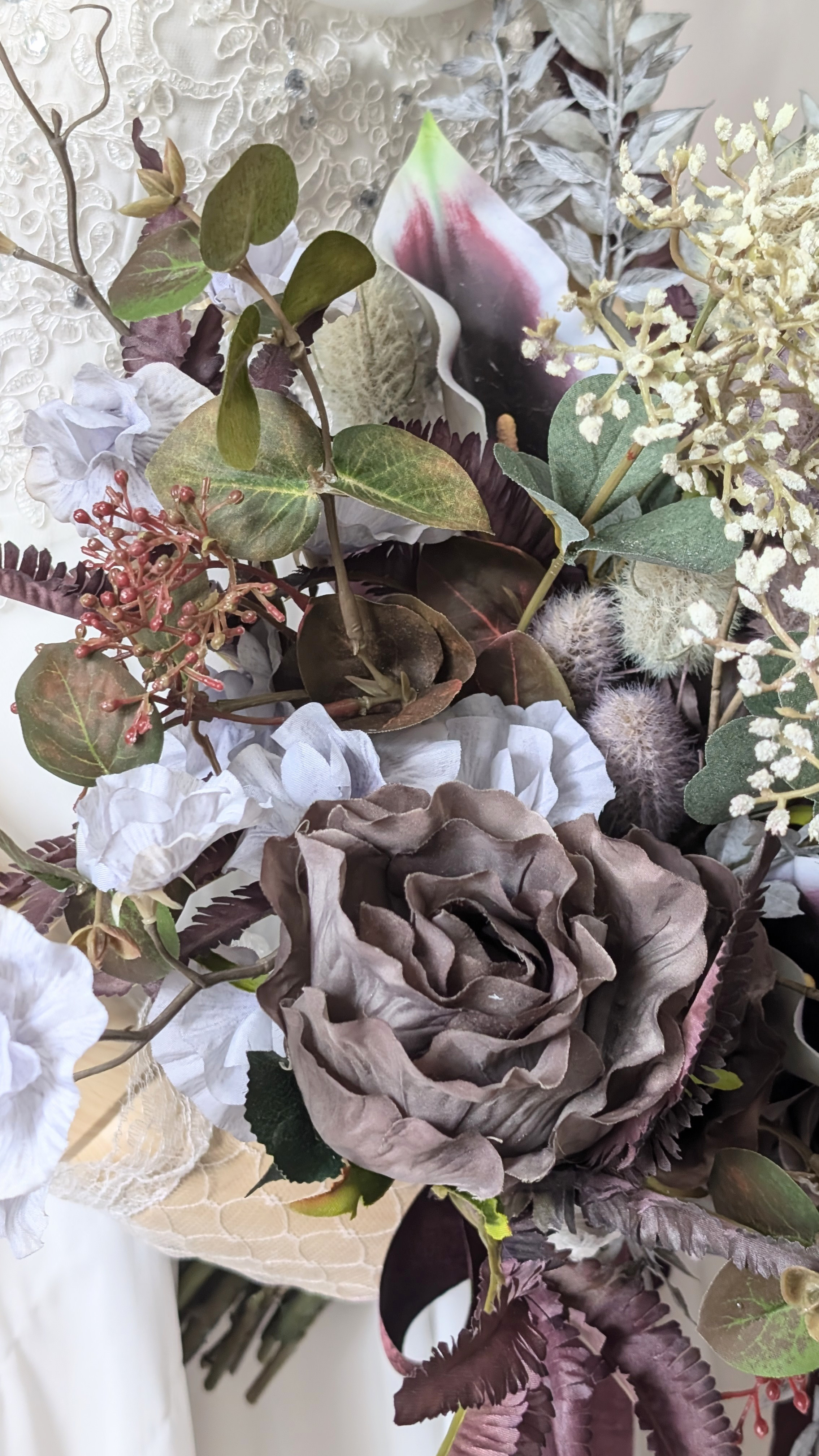 パープル×ブラウンの個性派ウエディングブーケ 〜深みカラーで魅せる  ブートニア込み　世界で1つ貴女だけにお勧めします。