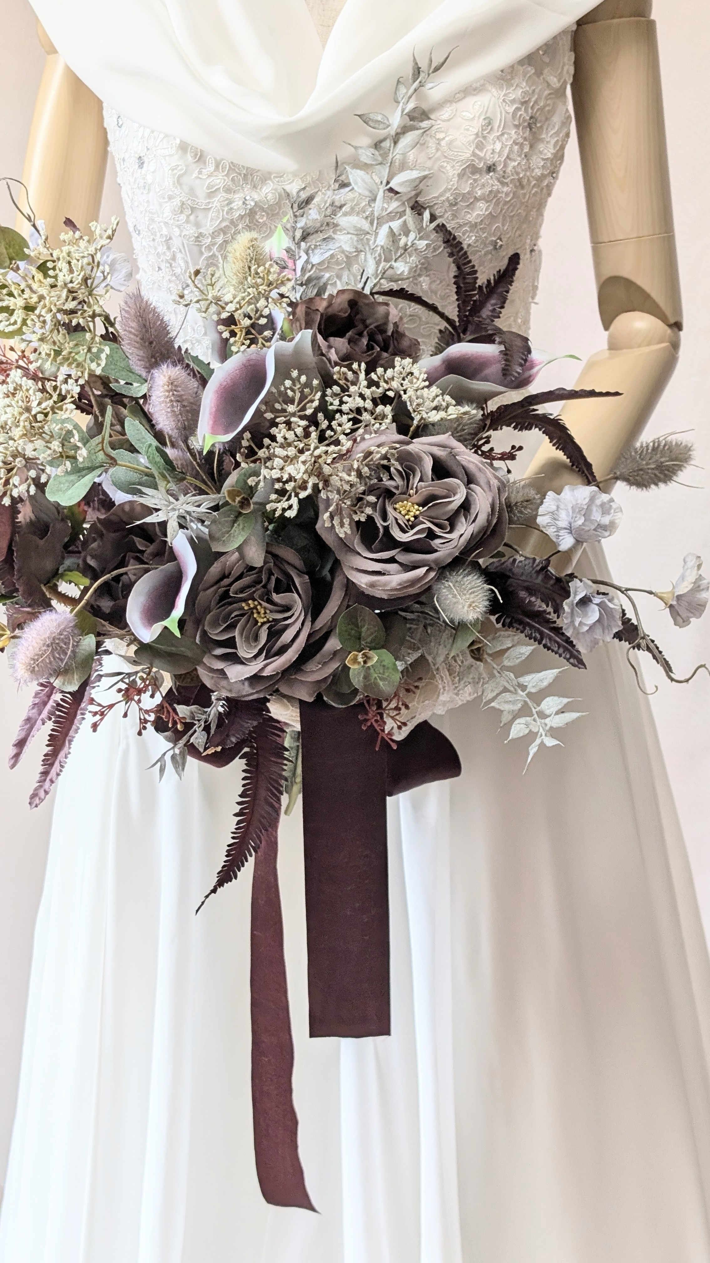 パープル×ブラウンの個性派ウエディングブーケ 〜深みカラーで魅せる  ブートニア込み　世界で1つ貴女だけにお勧めします。