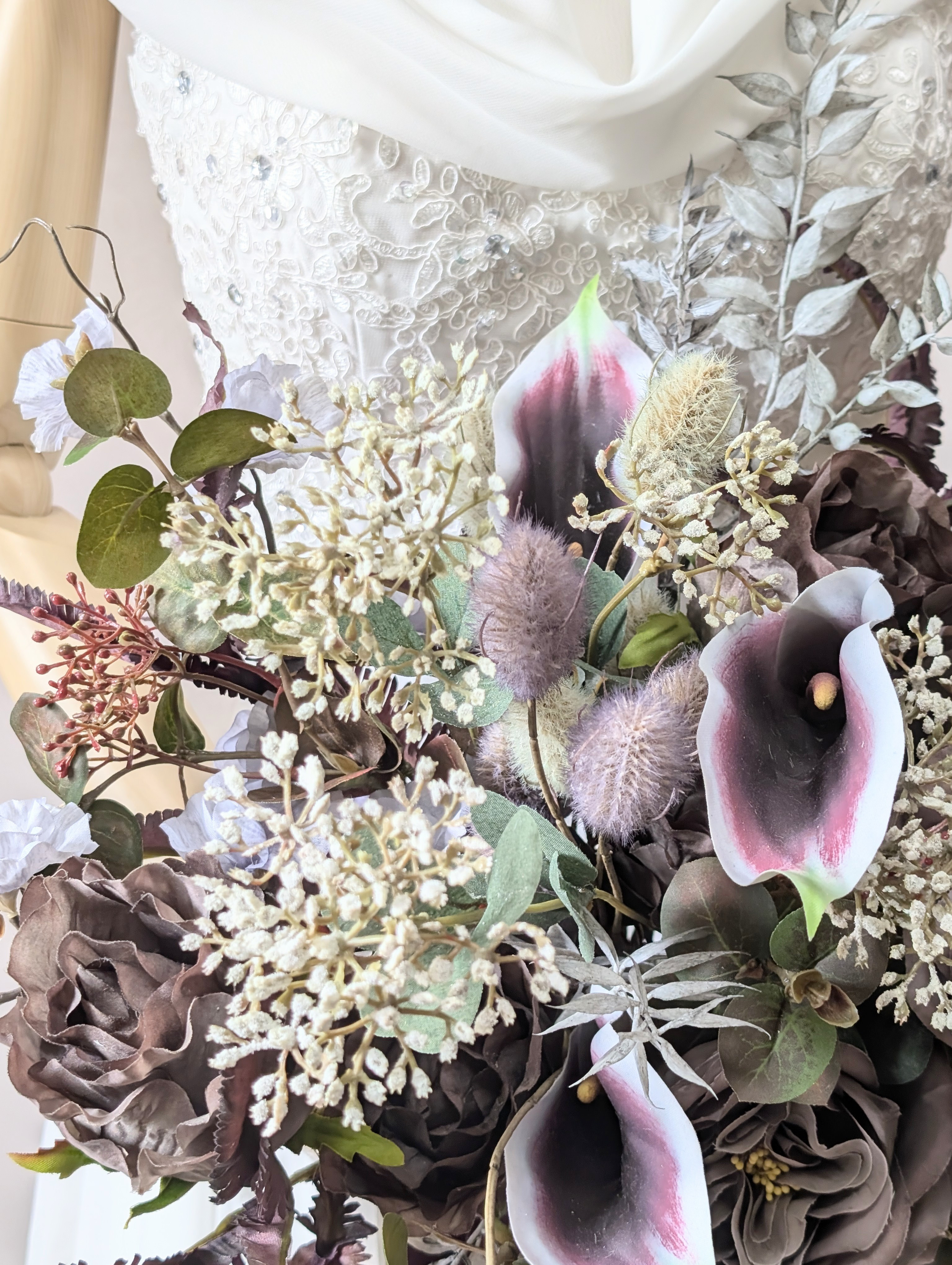 パープル×ブラウンの個性派ウエディングブーケ 〜深みカラーで魅せる  ブートニア込み　世界で1つ貴女だけにお勧めします。