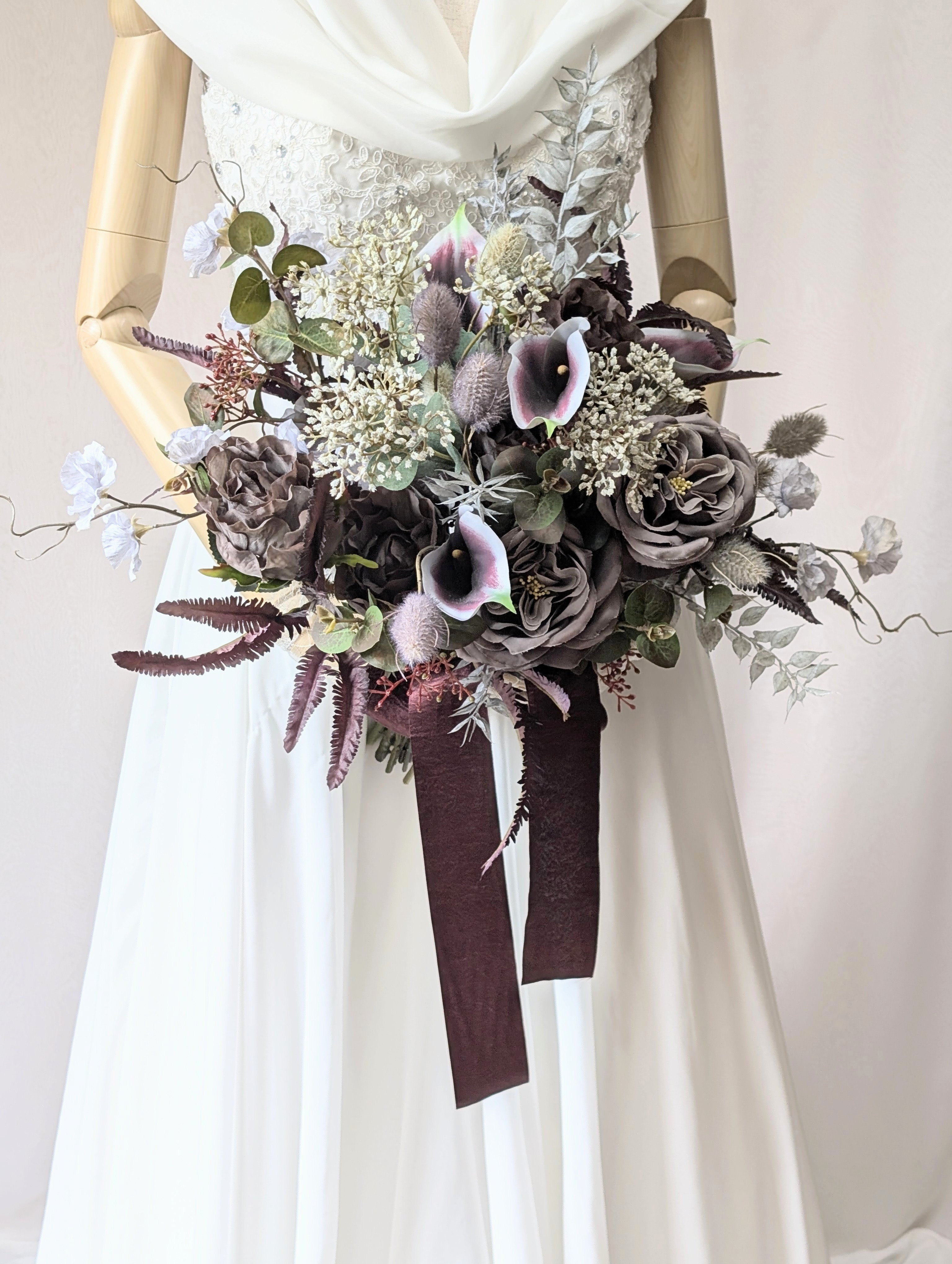 パープル×ブラウンの個性派ウエディングブーケ 〜深みカラーで魅せる  ブートニア込み　世界で1つ貴女だけにお勧めします。