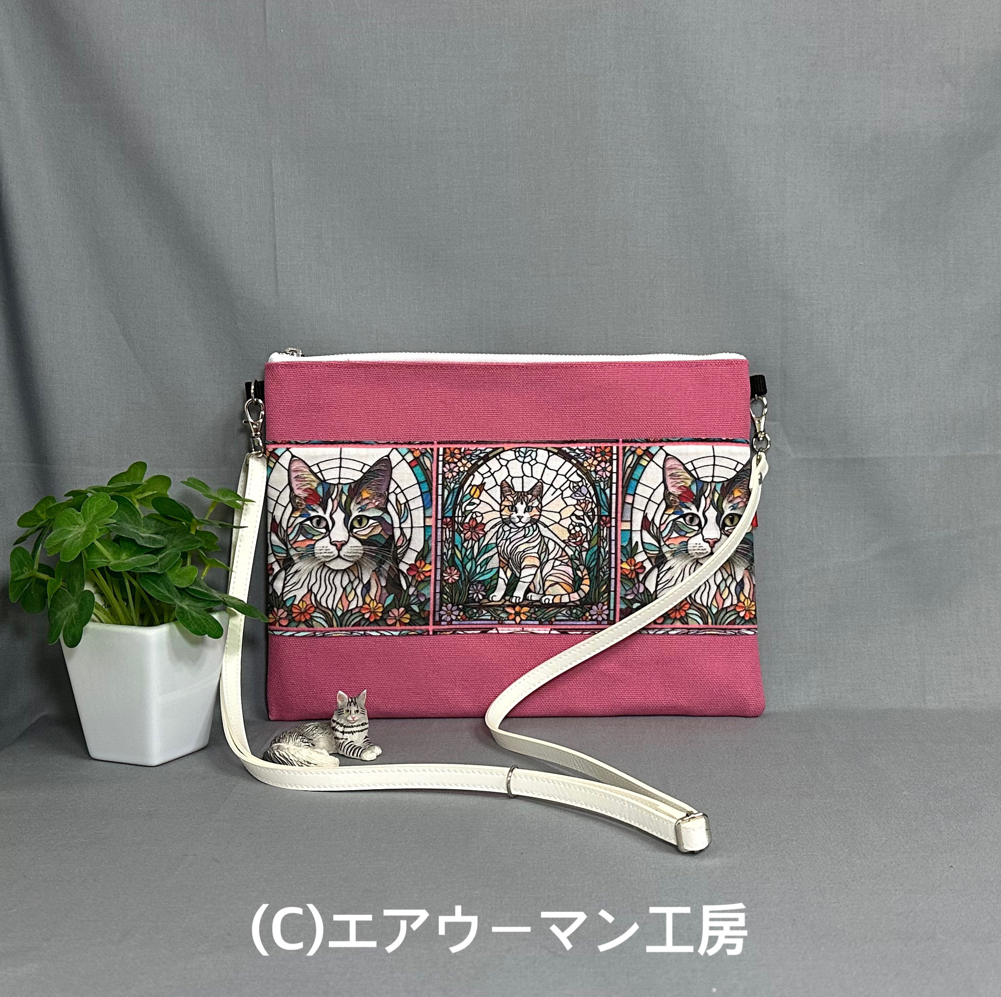 モザイク柄の猫の輸入生地とピンクの８号帆布で作った２６ｃｍファスナーのサコッシュ（肩紐は合皮）