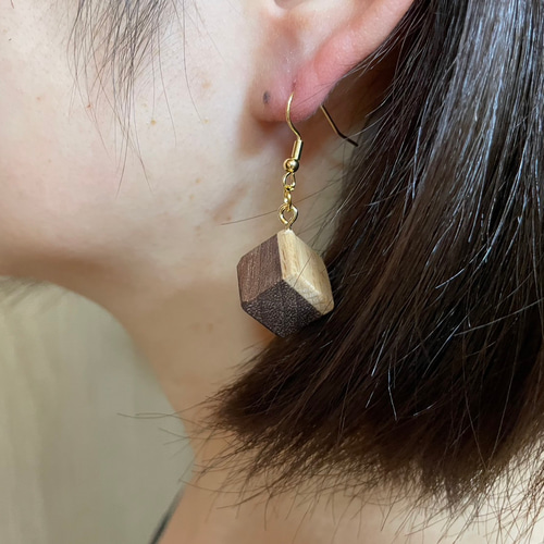 小さく軽い、寄木細工のピアス 「キューブ」ハンドメイドウッドピアス