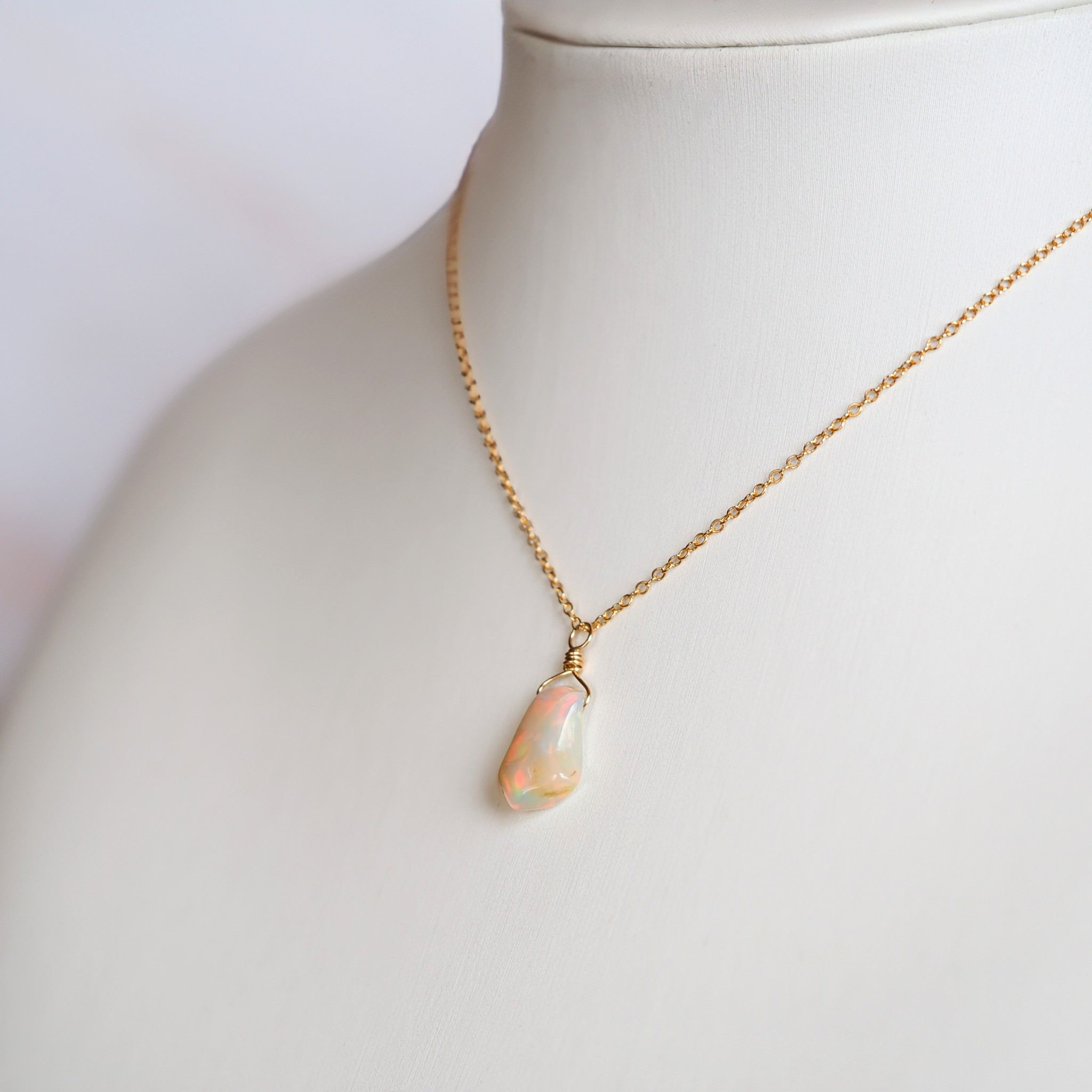 《大粒エチオピアオパールのペンタゴンネックレス》