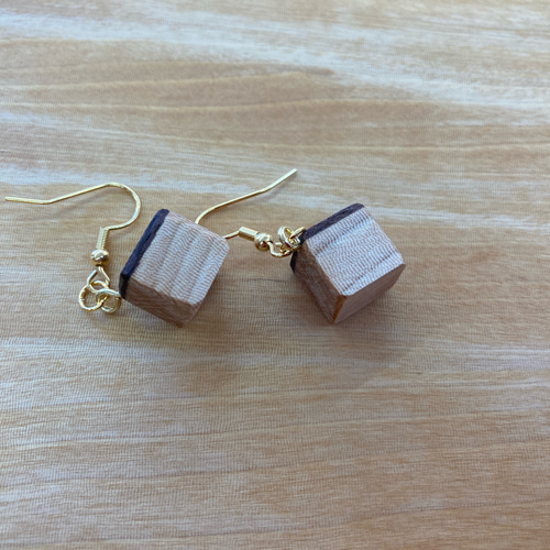 小さく軽い、寄木細工のピアス 「キューブa」ハンドメイドウッドピアス