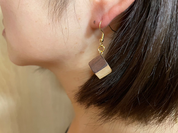 小さく軽い、寄木細工のピアス 「キューブa」ハンドメイドウッドピアス