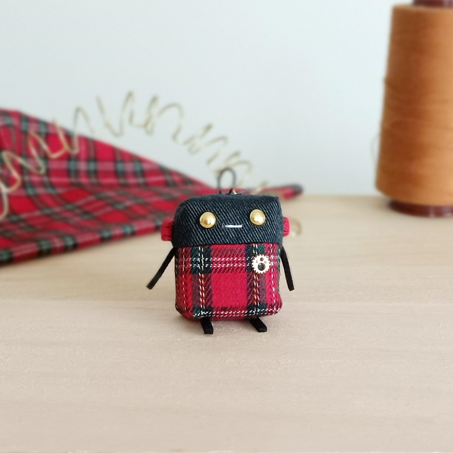 ぬいぐるみロボット ロボchi13号デニム×赤チェック マスコット┃ ロボット