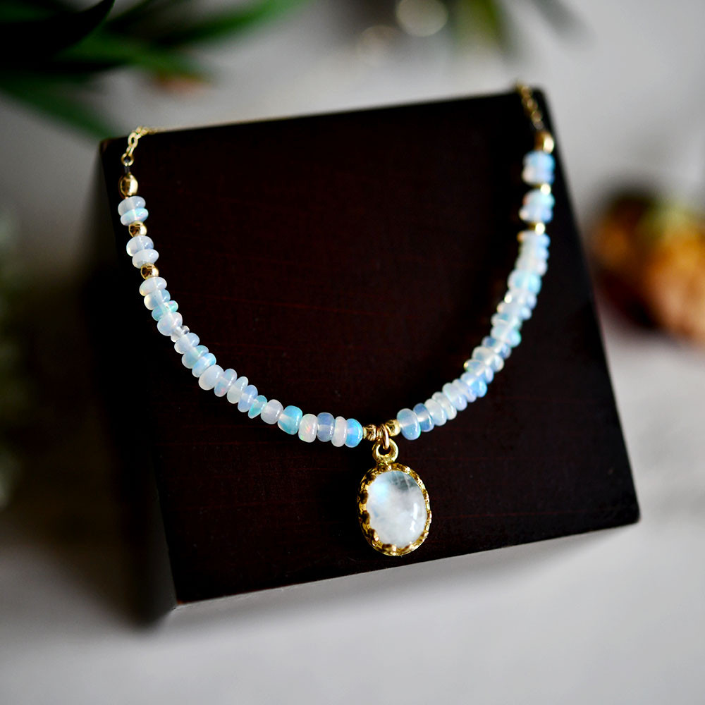 幸せと希望を象徴する妖精の石 オパールとムーンストーンのネックレス 10月誕生石