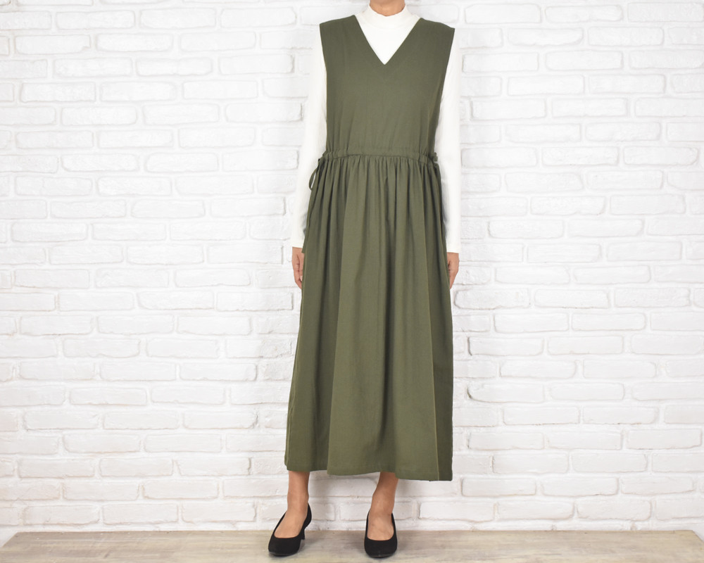 コットン素材のVネックリボンワンピース　ジャンパースカート　カーキグリーン