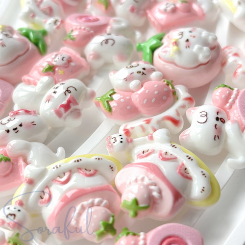 寝そべりミケ猫といちごマカロンチャーム フェイクスイーツ 猫 いちご レジン 寝そべりミケ猫といちごマカロンチャーム フェイクスイーツ 猫