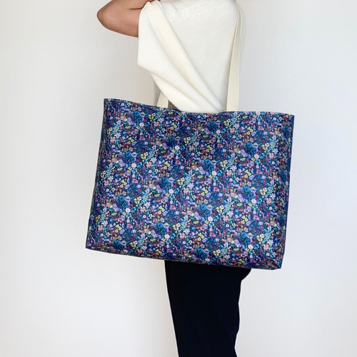 リバティ/クラシック・ガーデン 大きめトートバッグ 雨や汚れに強い