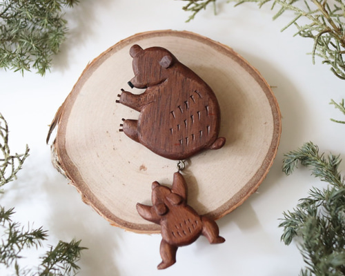 熊の親子の木彫りブローチ ／ 北欧 ナチュラル ギフト プレゼント