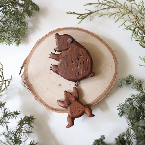 熊の親子の木彫りブローチ ／ 北欧 ナチュラル ギフト プレゼント