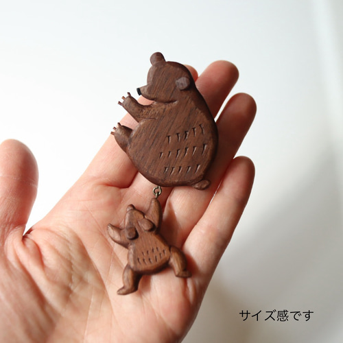 熊の親子の木彫りブローチ ／ 北欧 ナチュラル ギフト プレゼント