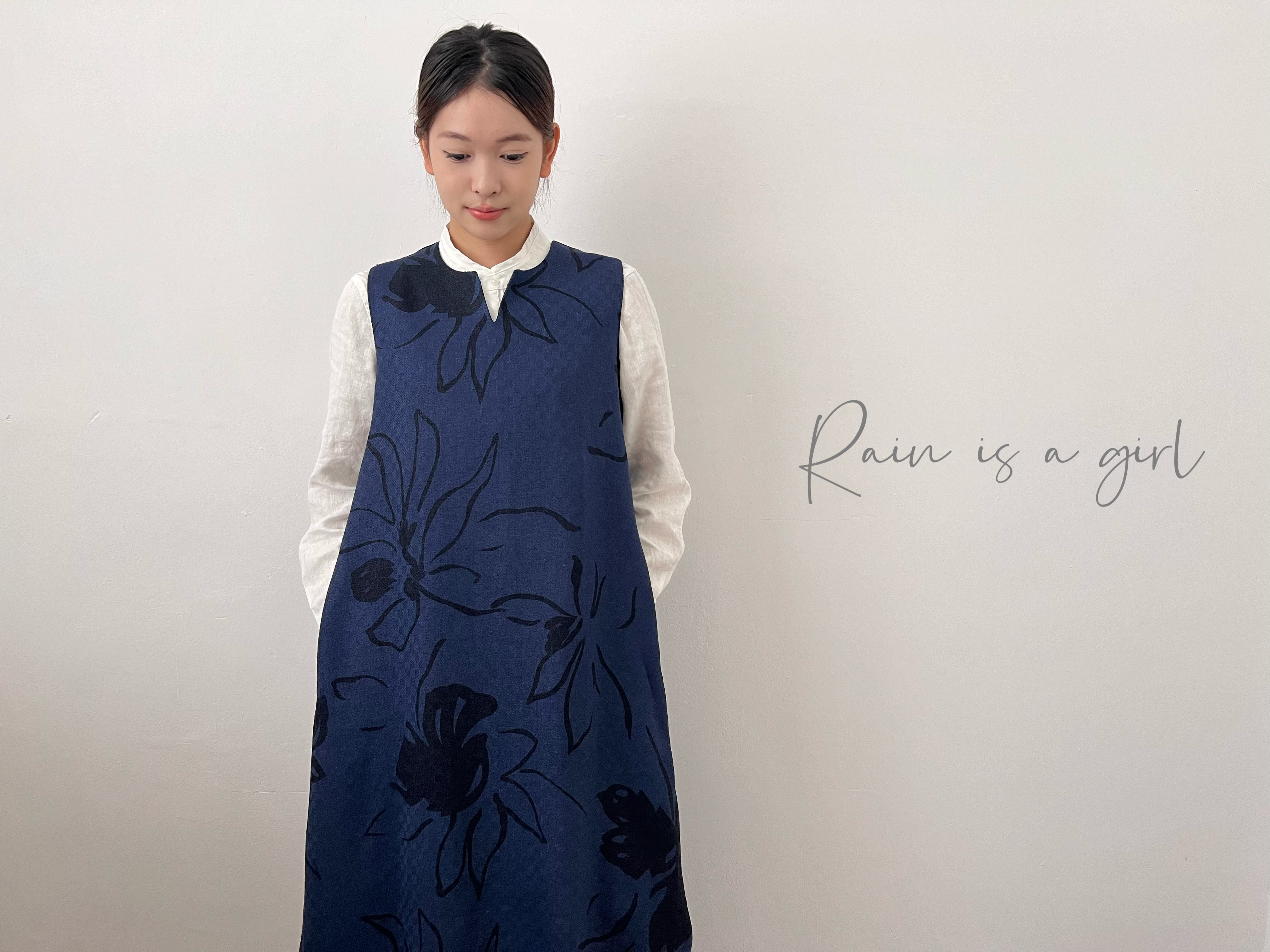 【秋の花♡スリットネックのサロペット♡リネン100%】ネイビー★ノースリーブ★重ね着★花柄ワンピース★Q-76