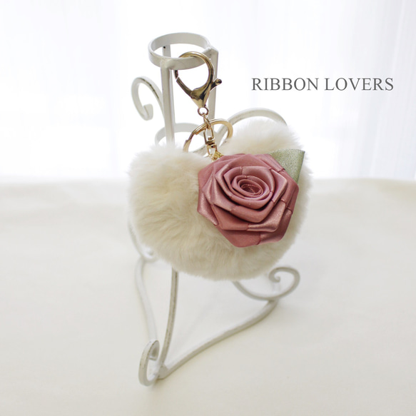 薔薇のマスクチャーム ピンク リボン２個セット⭐️⭐️ハンドメイド 送料無料】リボンの薔薇とファーバッグチャーム(♡クリーム＆ワイン