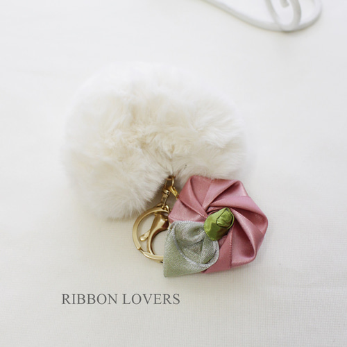 薔薇のマスクチャーム ピンク リボン２個セット⭐️⭐️ハンドメイド 送料無料】リボンの薔薇とファーバッグチャーム(♡クリーム＆ワイン
