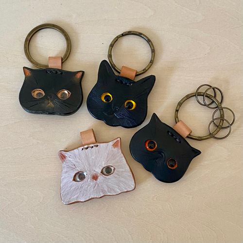 うちの子オーダー】手描きヌメ革•猫の顔型キーホルダー｜そっくり制作