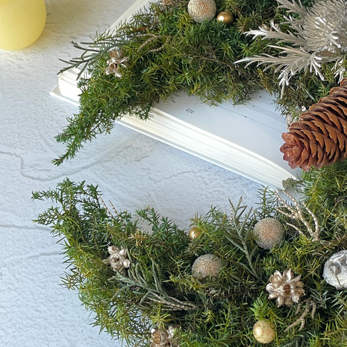 モダンな三日月クリスマスリース】松ぼっくりとメタリックエリンジウム