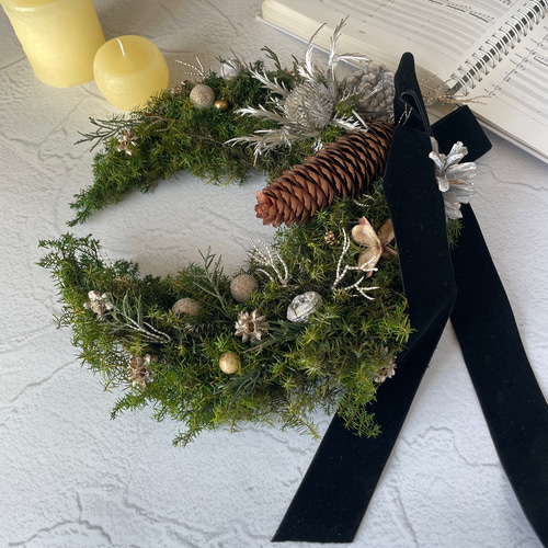 モダンな三日月クリスマスリース】松ぼっくりとメタリックエリンジウム