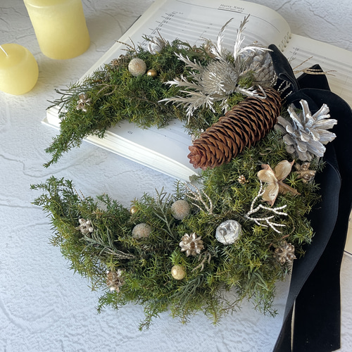 モダンな三日月クリスマスリース】松ぼっくりとメタリックエリンジウム