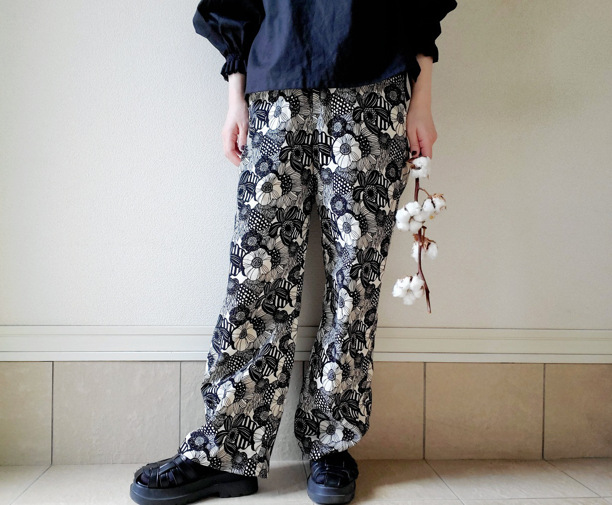 【数量限定】ゆったりほっこり心地よい♡穿くだけでコーデがきまる大人のコーデュロイパンツ　北欧調モノクロボタニカル3サイズ