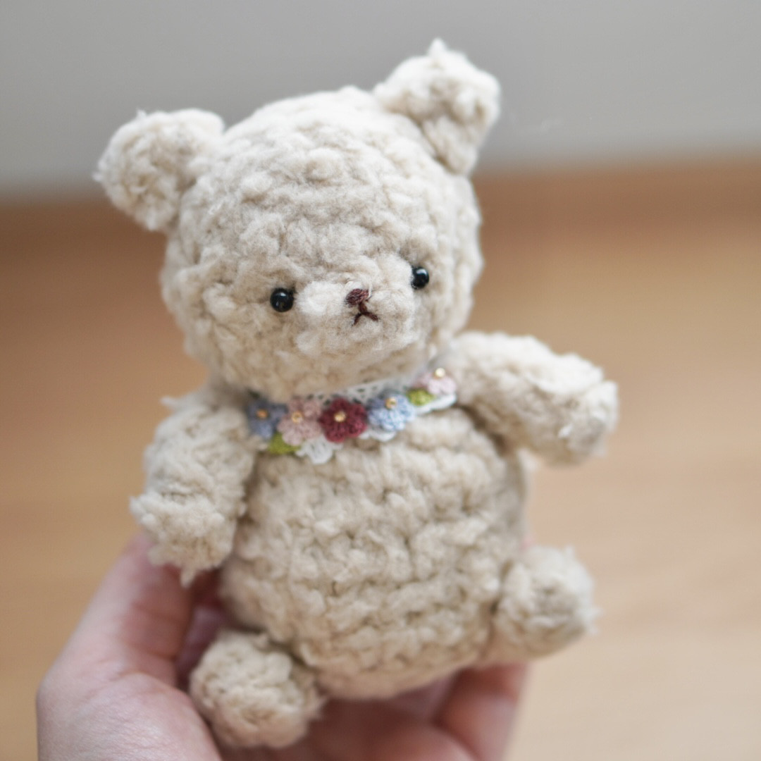 くま 送料無料！ ハンドメイド あみぐるみ「お花摘みの白くまさん（マーガレット）」編みぐるみ