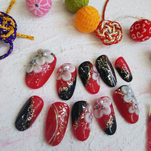 ネイルチップ　お急ぎ24 速達 赤と黒のバイカラーぷっくりお花フラワー梅水引き【日本を感じる