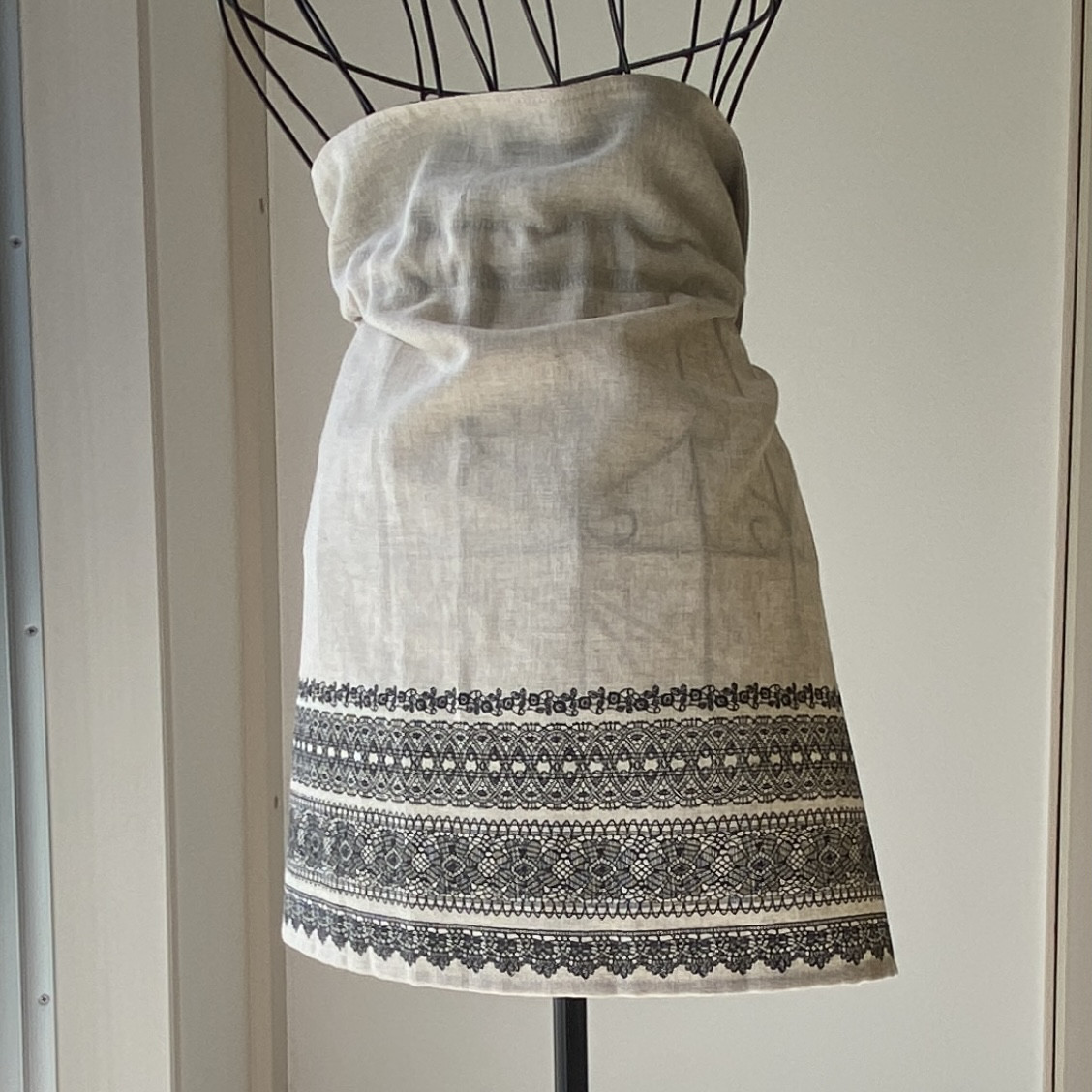 Ａ：一瞬で着け外しエプロン　レースプリント&ナチュラル