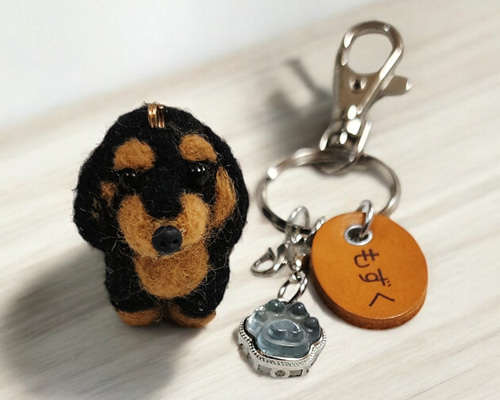 羊毛フェルト　ポインター　犬　チャーム ホットドッグこむぎちゃん 🌭🐶 おしりにはチャームポイントの
