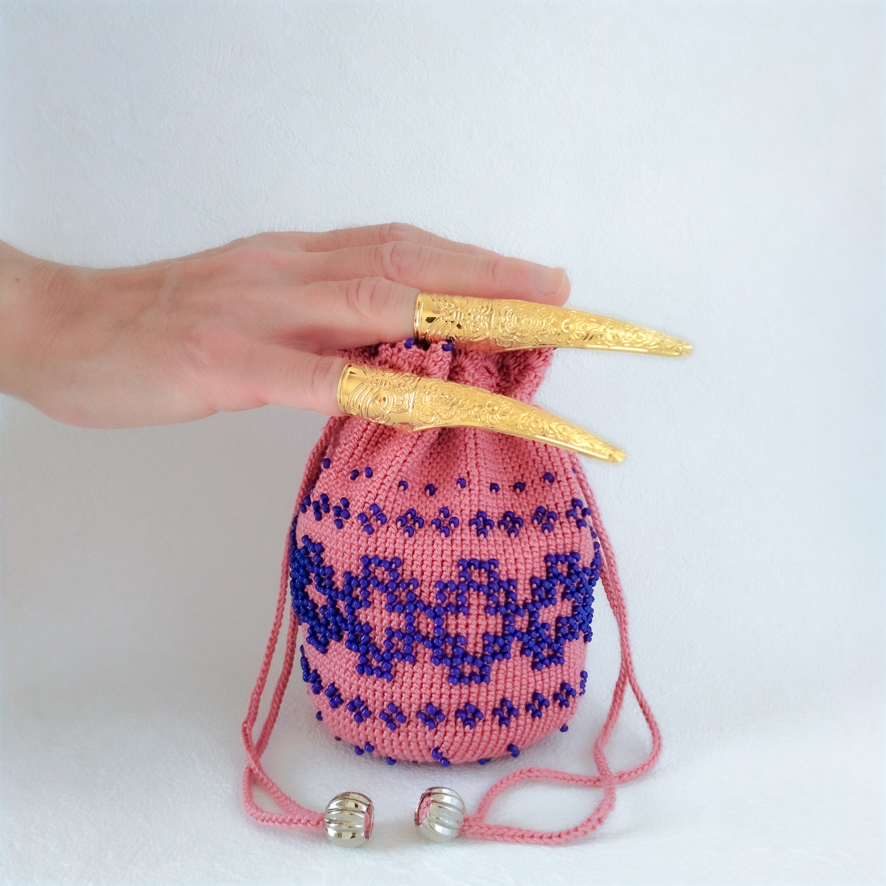 オンもオフも淑女でありたい人へ 何を入れても上品に決まる 甘い毒のあるベリーピンクのチャイナモダンな巾着ポーチ