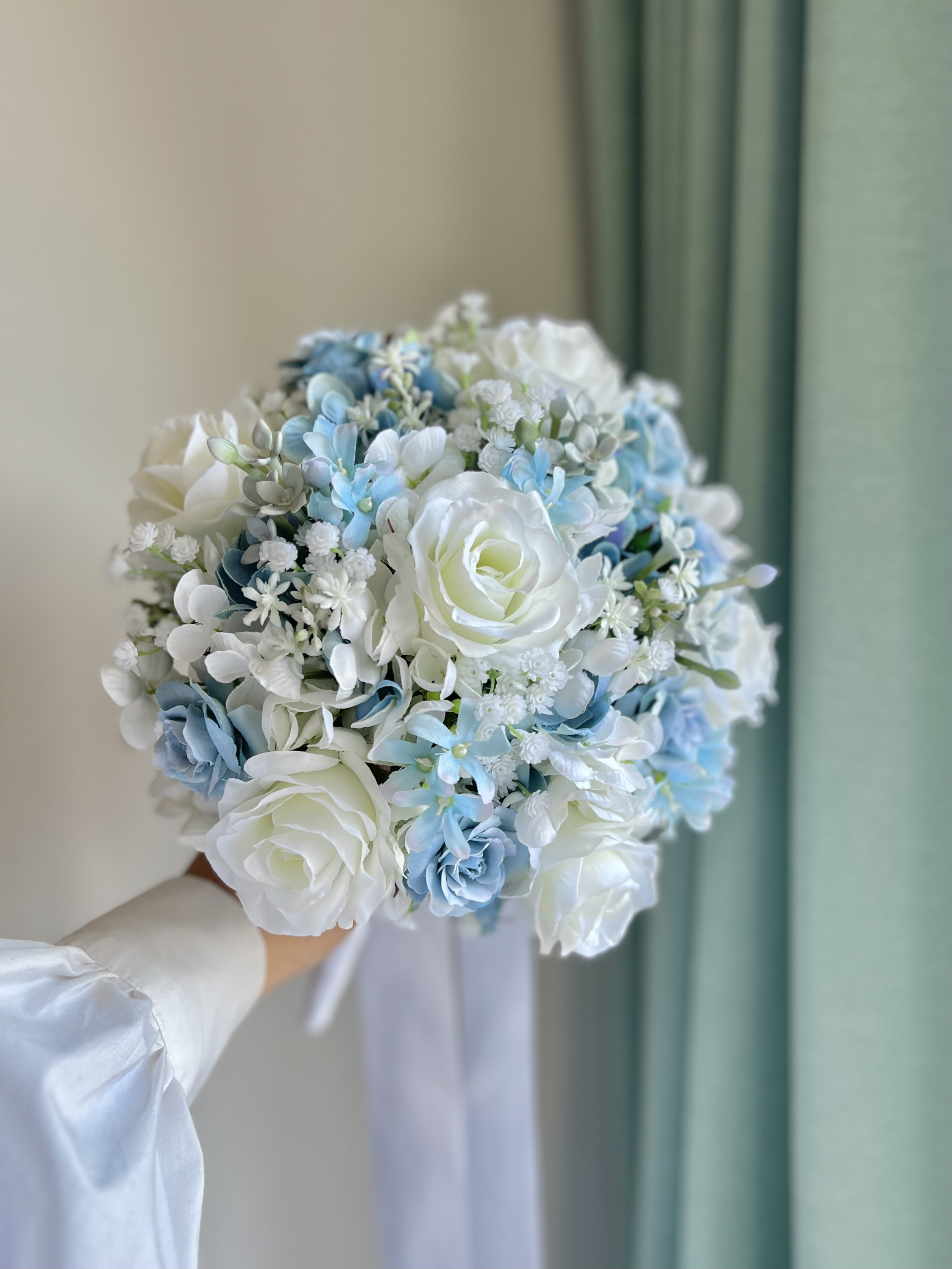 幸せのサムシングブルー　ローズのラウンドブーケ　アーティフィシャルフラワー