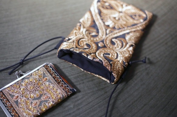 インド刺繍　ダマスク柄　刺繍生地　ゴールド　ブラック　エレガント　サコッシュ　ミニバッグ　サブバッグ　ショルダーバッグ 4枚目の画像