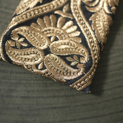 インド刺繍　ダマスク柄　刺繍生地　ゴールド　ブラック　エレガント　サコッシュ　ミニバッグ　サブバッグ　ショルダーバッグ 3枚目の画像