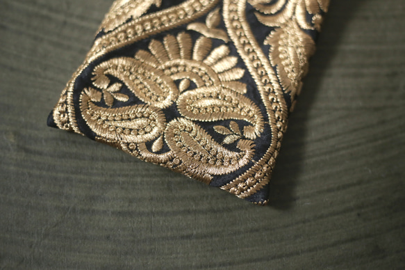 インド刺繍　ダマスク柄　刺繍生地　ゴールド　ブラック　エレガント　サコッシュ　ミニバッグ　サブバッグ　ショルダーバッグ 3枚目の画像